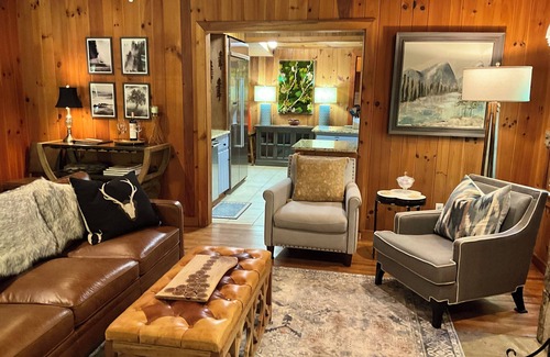 Highlands Cottage | Beautiful Highlands cabin! 8 min to town-Pet friendly-lots of outdoor space