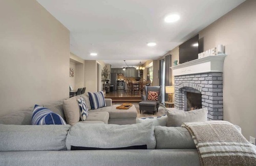 Grandview House | Beautiful Home Great for Families KingBeds+Arcade
