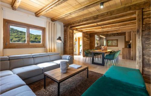 Gospic House | Beautiful Home In Barlete With Wifi