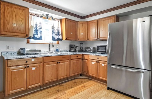 Cheektowaga House | Beautiful Home in Buffalo near Airport with AC, WiFi, 3King Beds & Free Parking