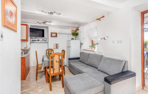 Smrika House | Beautiful Home In Grmani, Smrika