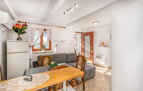 Smrika House | Beautiful Home In Grmani, Smrika