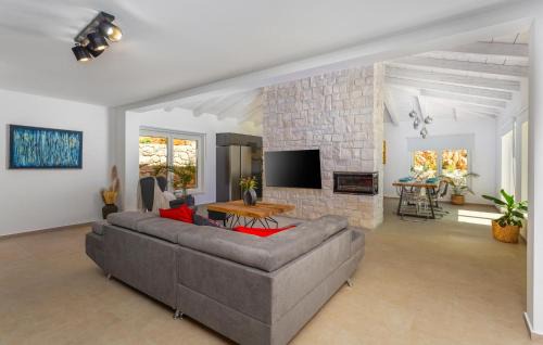 Jadranovo House | Beautiful Home In Jadranovo