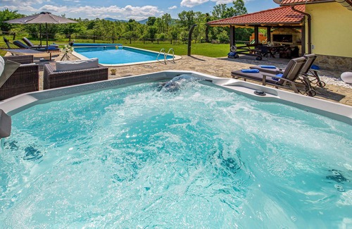 Lovinac House | Beautiful home in Lovinac with sauna