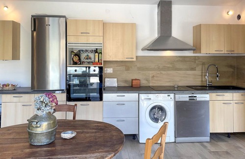 Mercuer House | Beautiful home in Mercuer with WiFi