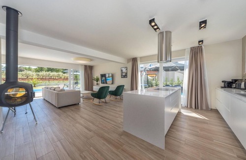 Rosini House | Beautiful home in Mihatovici with sauna