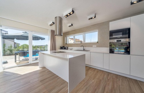 Rosini House | Beautiful home in Mihatovici with sauna