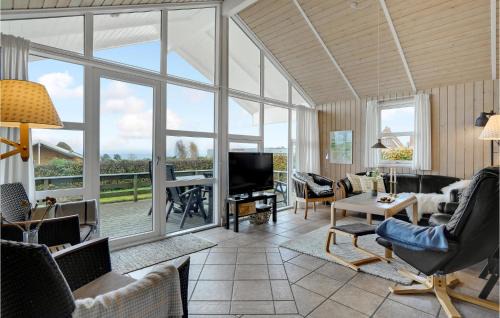 Grønninghoved Strand House | Beautiful Home In Sjølund With Wifi