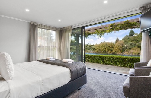Rangatira Park House | Beautiful Home on the River, Hot-Tub - Close to Town