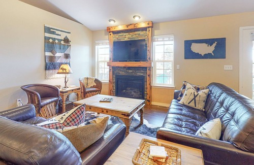 Pagosa Highlands House | Beautiful home with mountain view, fireplace, game room, balcony, & washer/dryer