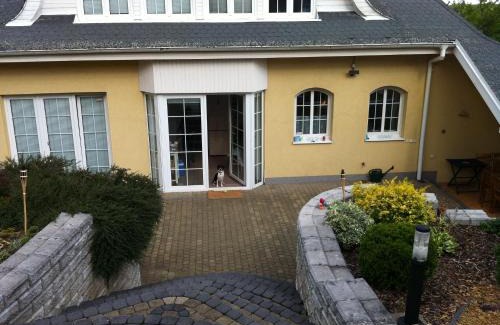 Dolni Pocernice House | Beautiful house in Prague with parking