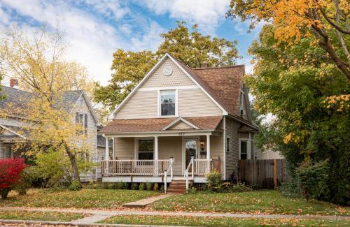Traverse City House | Beautiful House Walk Everywhere AC Fire Pit