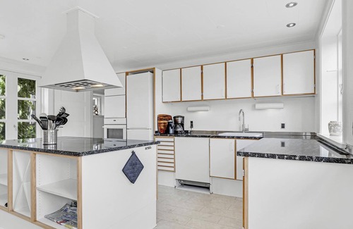 Ronne House | Beautiful, inviting two-story vacation rental with a cozy terrace that provides ocean views, comfort