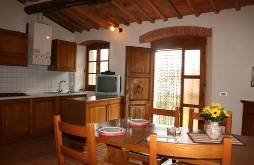 Castiglion Fiorentino Apartment | Beautiful apartment for 4 people with WIFI, pool, TV, pets allowed and parking, close to Cortona