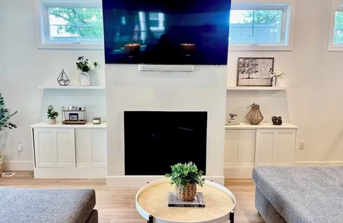Delavan Lake Cottage | Beautiful Lake Cottage - Great for large families or group events!