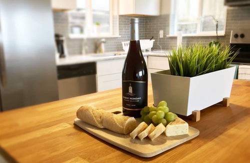 Bryn Mawr-Skyway House | Beautiful Lake Washington View Unit w/ Free Parking