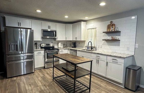 Tool House | Beautiful lakefront home in Tool!