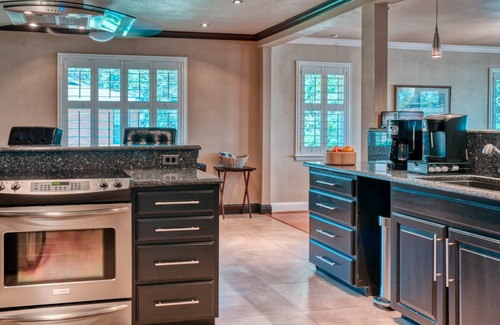 Granbury House | Beautiful lakefront property minutes away from the beautiful downtown square.