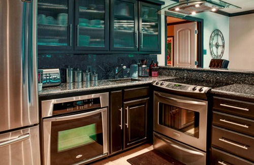 Granbury House | Beautiful lakefront property minutes away from the beautiful downtown square.