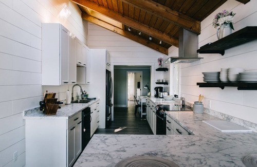 Bridgton House | Beautiful Lakefront Retreat on Long Lake – Sleeps 11