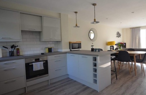 South Cerney House | Beautiful Lakeside Lodge set in a quiet area