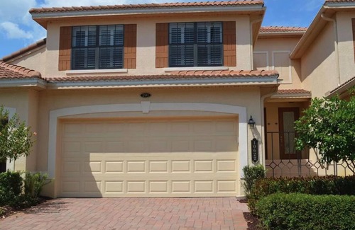 Rural Estates House | Beautiful Lakeside Coach home