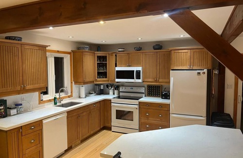 Dysart et al Cottage | Beautiful Lakeside Cottage with Hot Tub, winterised & excellent wifi