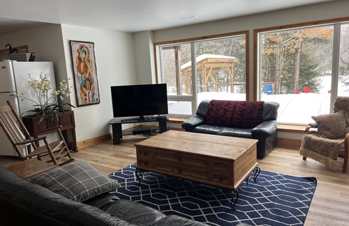 Dysart et al Cottage | Beautiful Lakeside Cottage with Hot Tub, winterised & excellent wifi