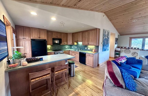 Oak Creek House | Beautiful Lakeview home - 360 views. In Stagecoach State Park.