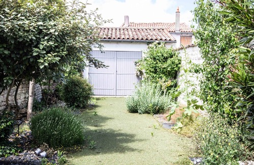 La Flotte House | Beautiful large 5 bedroom house in the village centre.