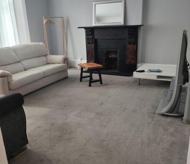 Caversham House | Beautiful large house with 4 or maximum 5 bedrooms 10 beds 17 guests 3 bathrooms