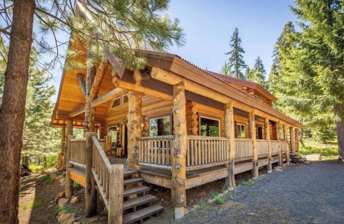 Klamath Falls Cabin | Beautiful Log Cabin in the Pines