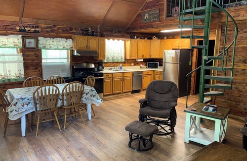 Norfork Cabin | Beautiful Log Cabin w/loft. 1/2 mile to Red's Landing Boat Launch! A+ fishing.