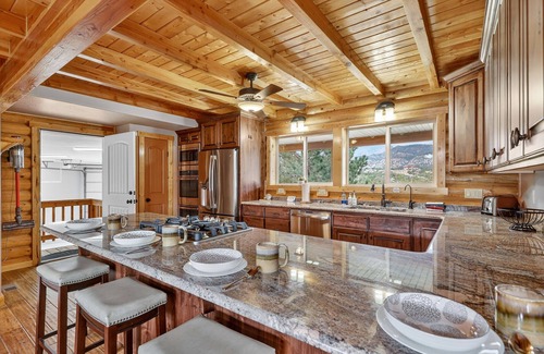 New Harmony House | Beautiful log home w/wrap around porch, hot tub & fire pit