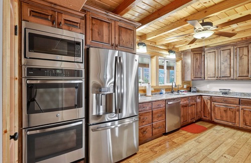 New Harmony House | Beautiful log home w/wrap around porch, hot tub & fire pit