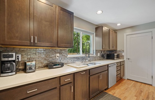 Barths House | Beautiful Luxury 4 Bed 2 Bath w/Huge Yard and Hot Tub