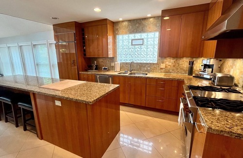 Drayton Plains House | Beautiful, Modern Lakehouse with Direct Lake Access! Family Friendly