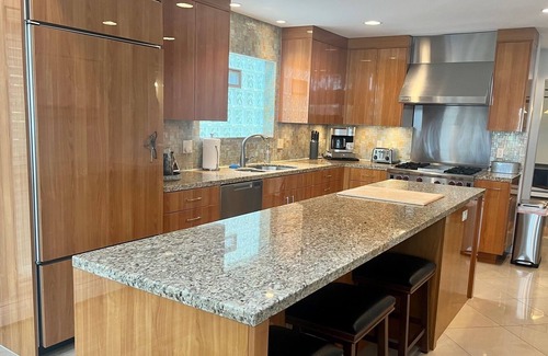 Drayton Plains House | Beautiful, Modern Lakehouse with Direct Lake Access! Family Friendly