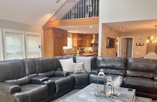 Drayton Plains House | Beautiful, Modern Lakehouse with Direct Lake Access! Family Friendly