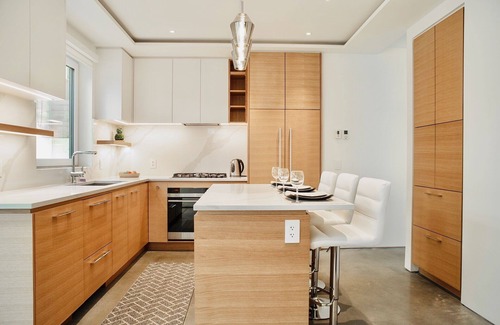 Lower Lonsdale House | Beautiful Modern Award Winning Guest Home- N.Van