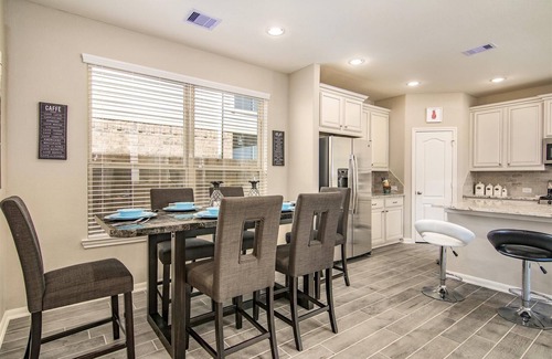 Central Southwest House | Beautiful Modern Entire Home 10 miles to Downtown!