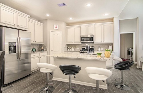 Central Southwest House | Beautiful Modern Entire Home 10 miles to Downtown!