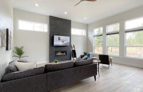 Donnelly Cabin | Beautiful Modern Escape, Hot Tub Near Tamarack