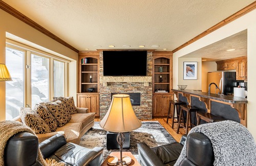 Deer Valley House | Beautiful Modern Home in Great Location, Hot Tub +Patio, Luxury Amenities!