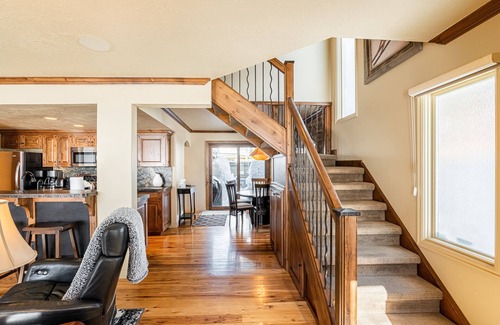 Deer Valley House | Beautiful Modern Home in Great Location, Hot Tub +Patio, Luxury Amenities!