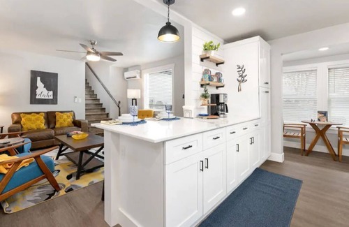 Caldwell House | Beautiful Modern-Renovated House w/ Great Location