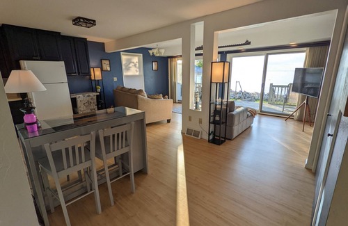 Brussels Cottage | Beautiful Modern Waterfront Lake House With Views