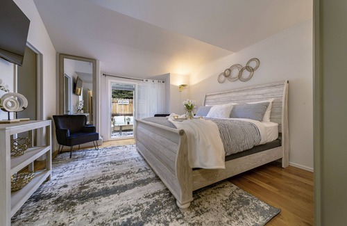 Redlands House | Beautiful Monument Getaway - next to golf course!
