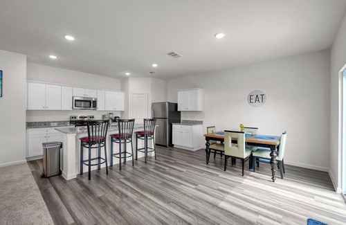 Montgomery House | Beautiful New Build + Central Location + King Bed & Tv's in Every Room