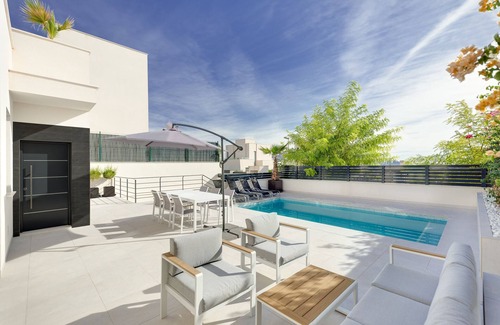 Polop Villa | Beautiful new villa 12 min to Benidorm with prive pool and hot tub on the roof